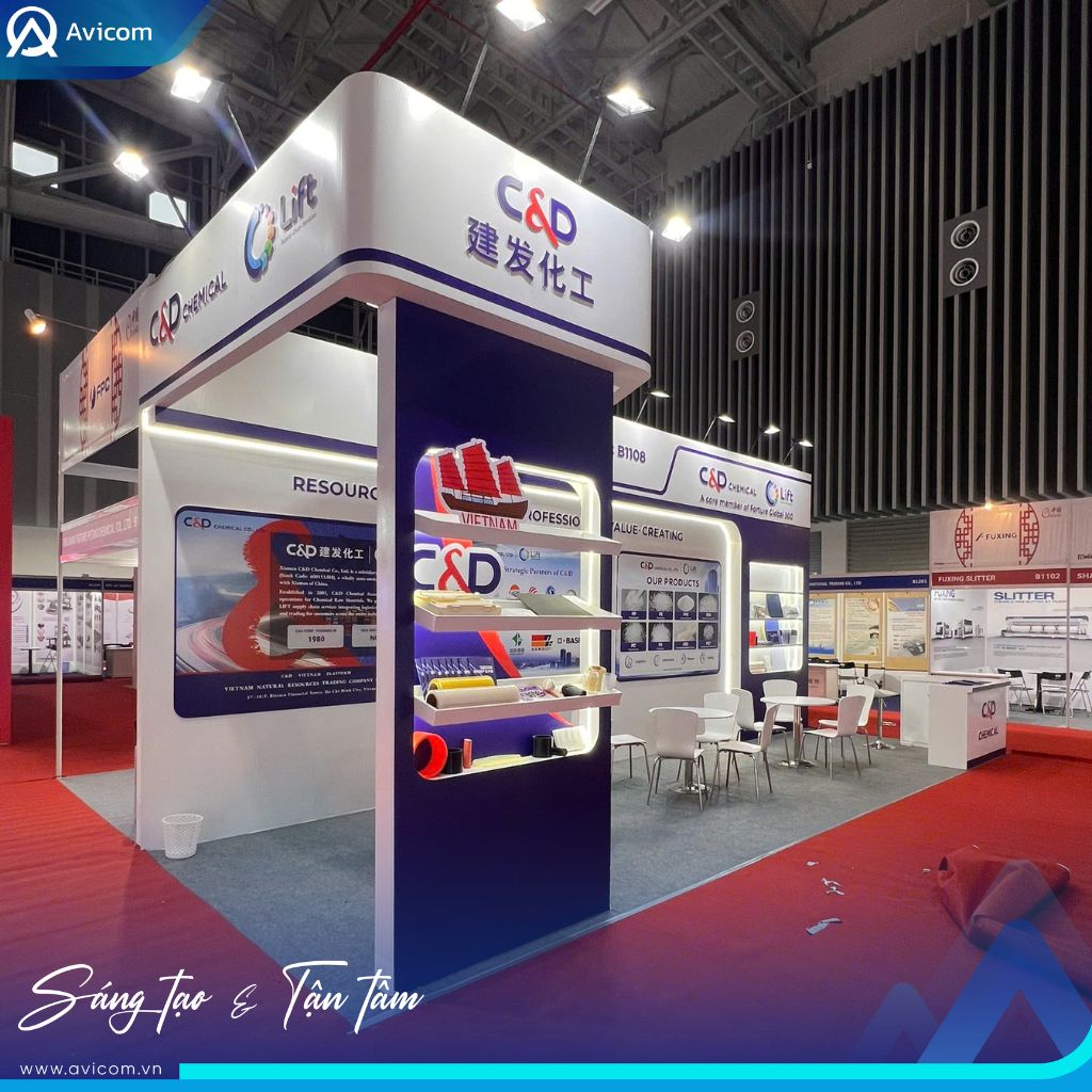 Thiết kế gian hàng C&D Chemical tone trắng xanh dương đậm tại VIETNAM PLAS 2026